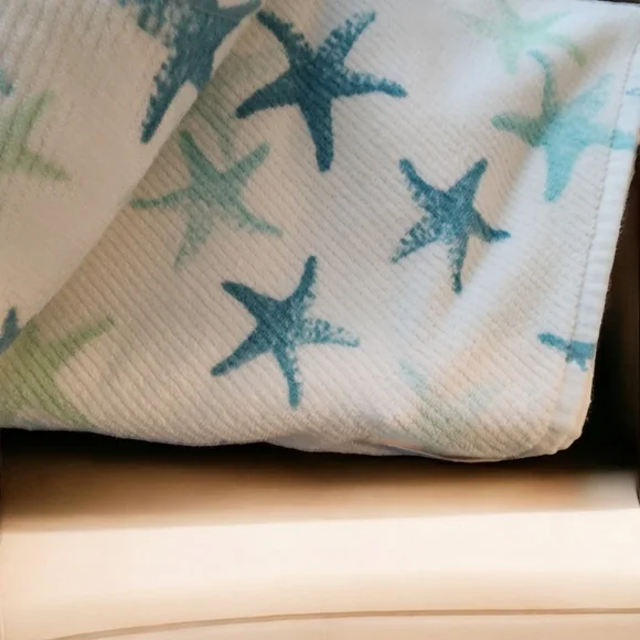 Cupcakes and Cashmere Textured Starfish 2 Bath Towels Aqua White