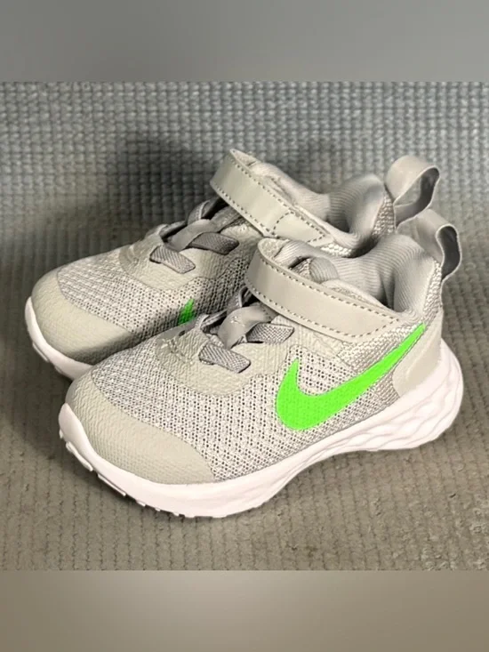 Nike Revolution 6 Light Smoke Grey Green Strike Shoes DD1094-009 Toddler Size 4C