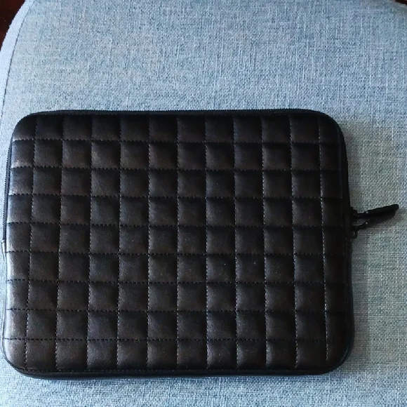 Black Tablet Quilted Sleeve