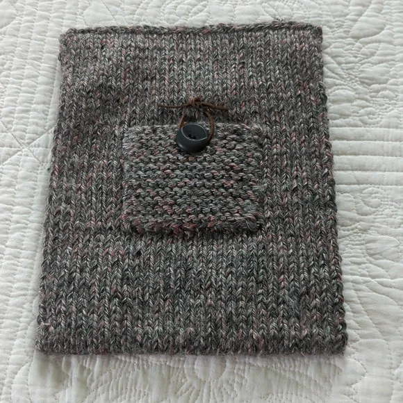 Knitted tablet sleeve
