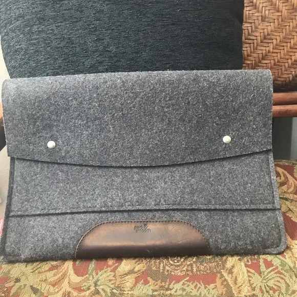 PACK & SMOOCH Hampshire Wool Laptop Sleeve