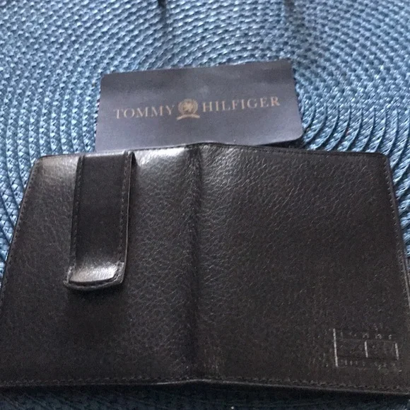 NWT! Tommy Hilfiger Men’s Brown Leather Credit Card Case w/ money clip