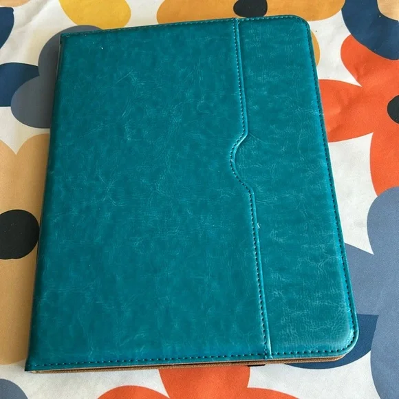 iPad case for 7”x10” iPad. Ordered wrong size. Please research for your size.