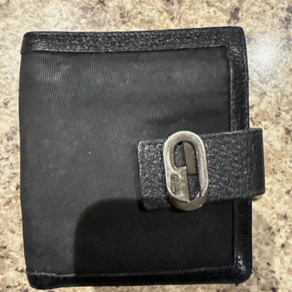 Vintage Gucci Men's Black Wallet with Silver Buckle