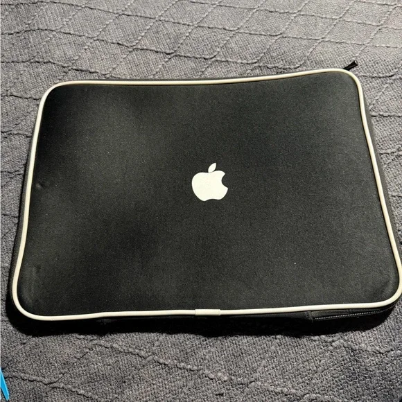 ❣️❄️Apple Tablet Sleeve in Black with White Edges