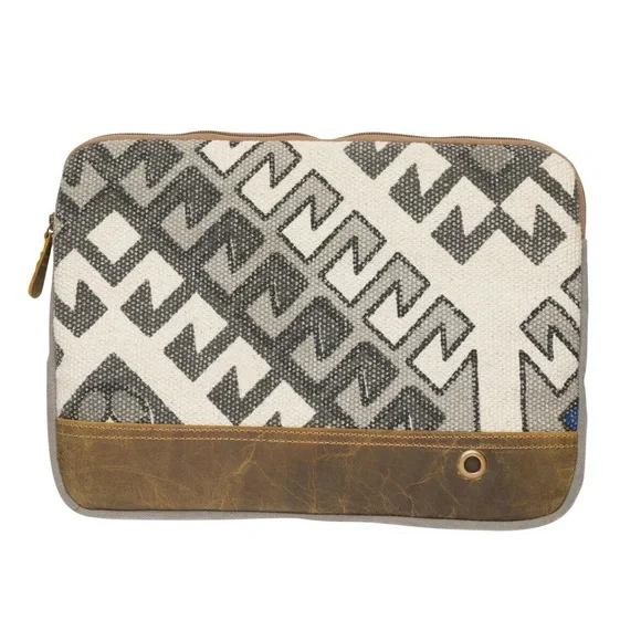 NWT - Medium - Laptop Sleeve - Zipper Closure - gray abstract - 14.5