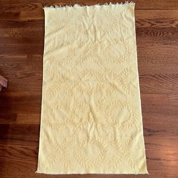 Vintage mid‎ century yellow bath towel with raised wreath & leaf design