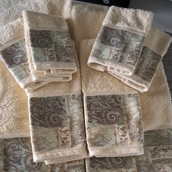 Croscill Cream and Patterned Bath Towel 1 Set.