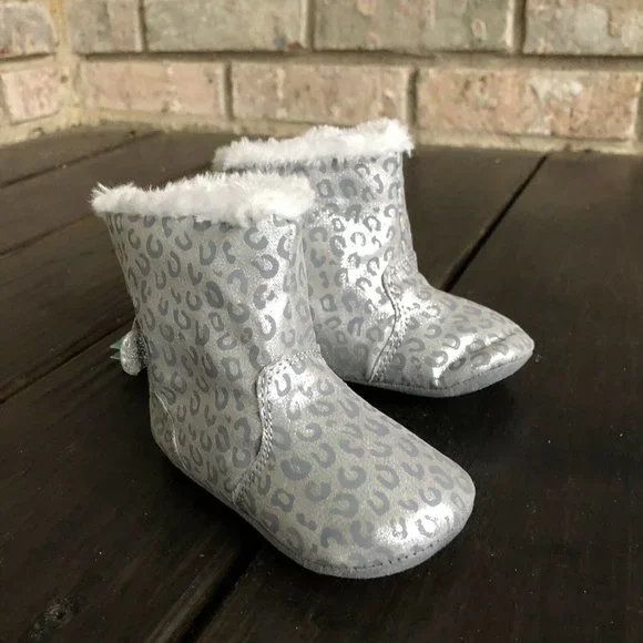 Girl’s Surprize by Stride Rite Boots Silver Leopard Faux Fur Size 6-12 Months