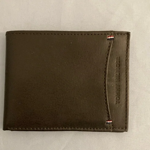 Tommy Hilfiger Brown Key & Card Holder with Leather Finish