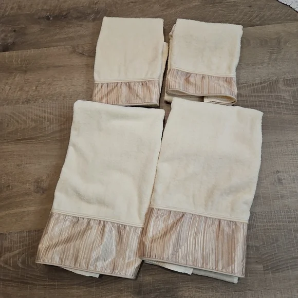 AVANTI luxurious exclusive decor TOWEL SET of 4 Ivory And Gold Stripe trim