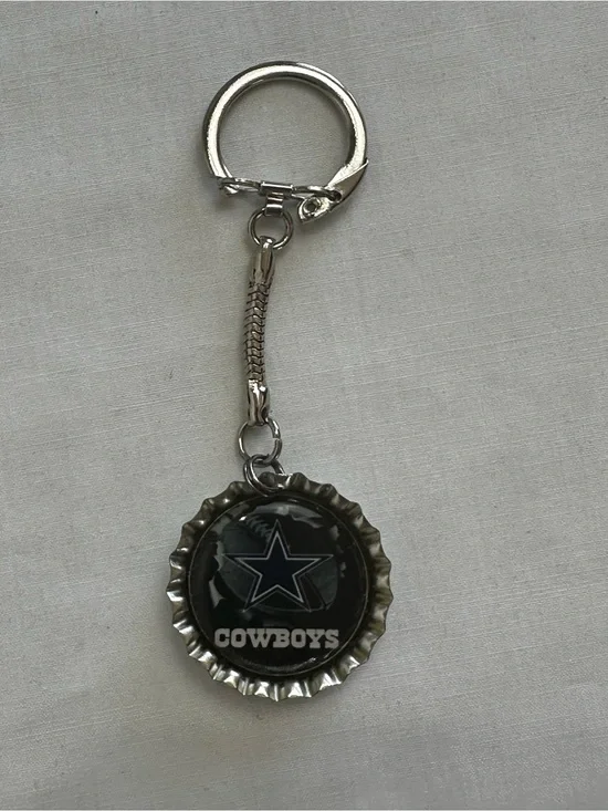Dallas Cowboys Bottle Cap Keychain | Retro NFL Football Fan Key Ring
