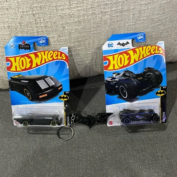 Batman Hot Wheels Arkham Knight Batmobile & Car and A Batman Batarang Keychain