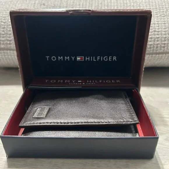 Tommy Hilfiger - NWOT Men's Dark Brown Trifold Leather Wallet & Valet