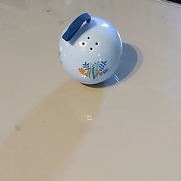 Porcelain potpourri diffuser. Excellent for linen closet.