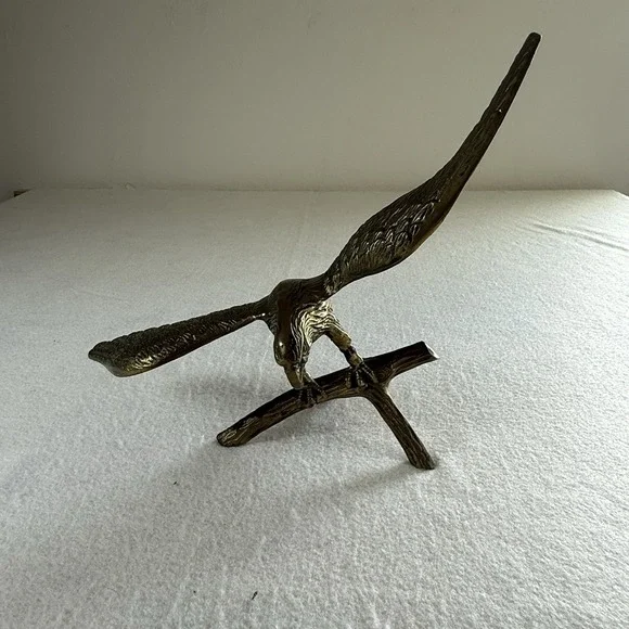 VINTAGE LARGE BRASS EAGLE‎ PERCHED ON A BRANCH STATUE 18