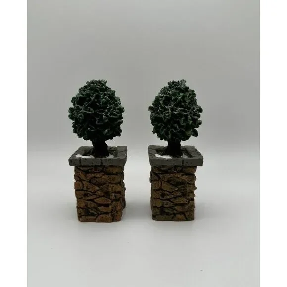 Dept 56 Village Accessory STONE CORNER Posts with Holly Tree 52649 Retired