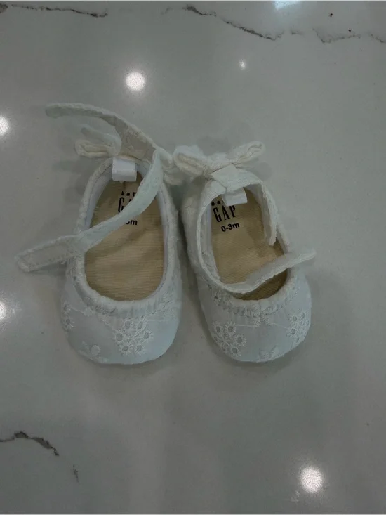 GAP White Lace Bow Mary Jane Baby Shoes