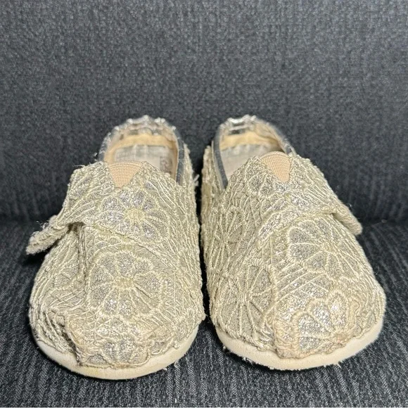 Cute, Sparkly Toms, Silver Glitter with‎ Lace overlay, T4 Toddler Size, EUC