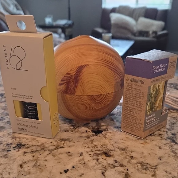 Wooden Aromatherapy Diffuser With 2 Essential Oils