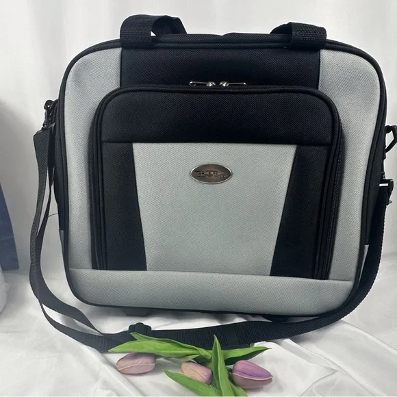 NWT Bella Russo laptop bag Please see the description