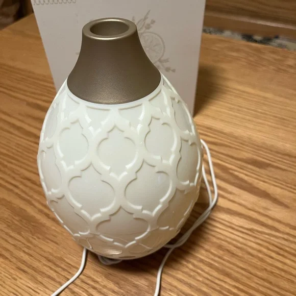 Young Living Desert Mist White Essential Oil Diffuser with Light