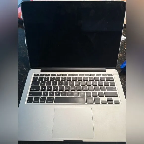 MACBOOK 2013 Pro Silver 13 Inch 256gb LIKE NEW CONDITION Charger REFURBISED :)