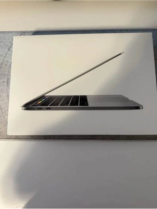 2017-18 13in MacBook Pro Touch Bar 8GB RAM 512 GB SSD Space Gray Excellent Cond