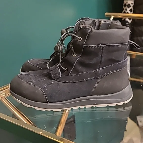 NWOB UGG black Turlock leather boots