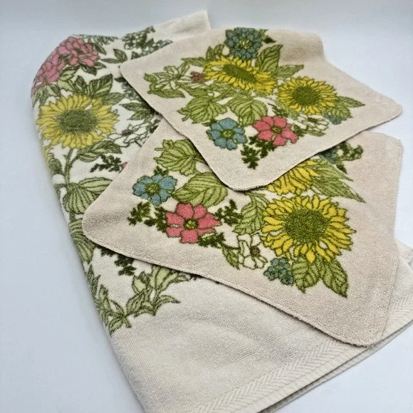 Vintage MCM Cannon Royal Family Bath Towel and 2 Washcloth Sunflowers