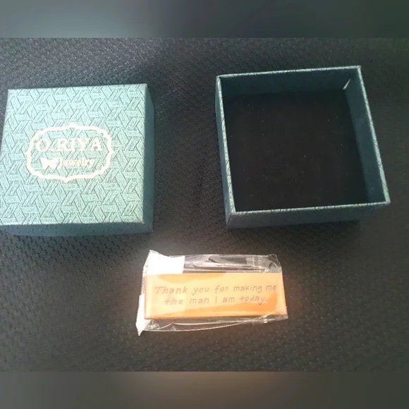 O RIYA. Money clip