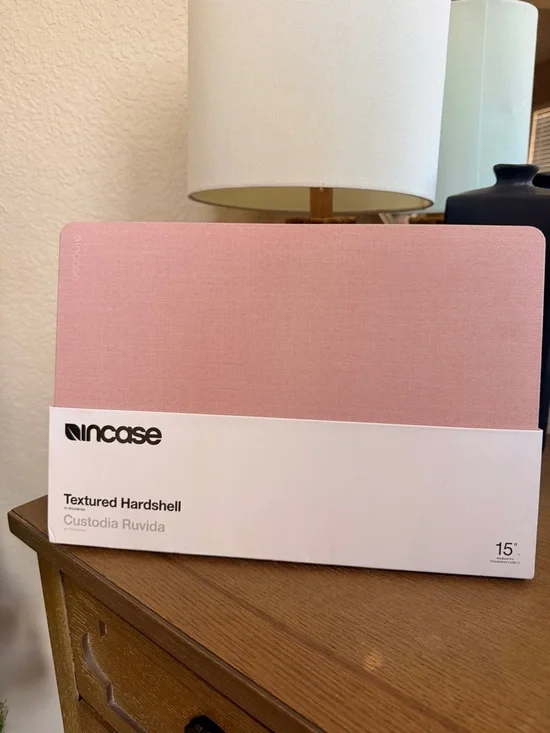 Incase Textured Hardshell Laptop Case in Pink