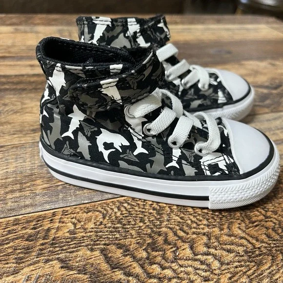Converse All Star Kids Chuck Taylors High Top Sneakers Toddlers Sz 5 Sharks