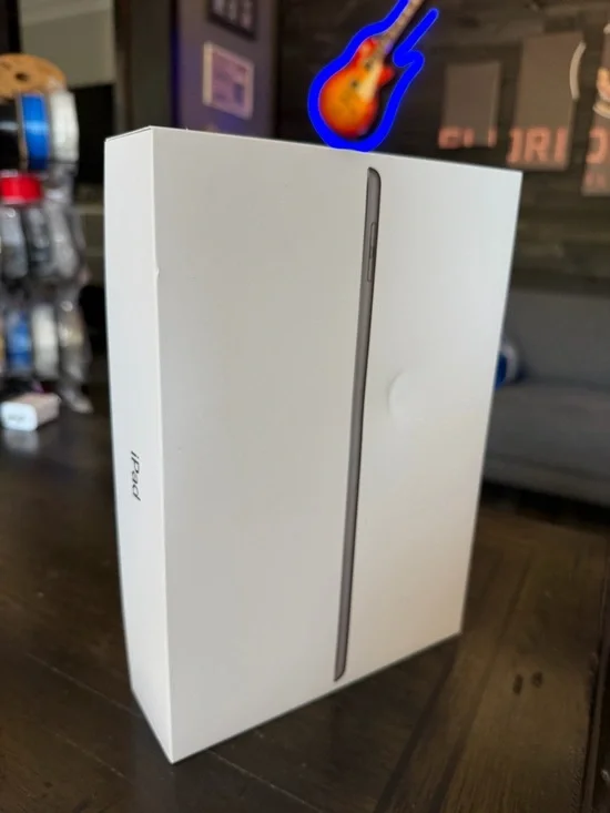 Apple iPad - 32 GB WiFi - 8th Gen - Retail Box