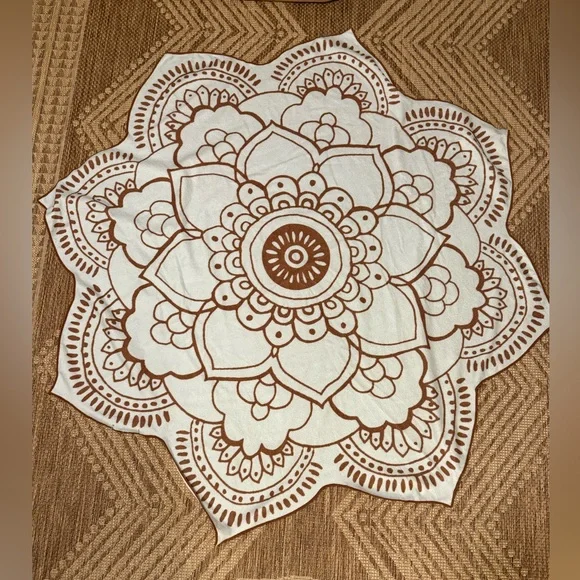 NWOT Vix Paula Hermanny Blue Brown Lotus Flower Beach Towel 58” diameter