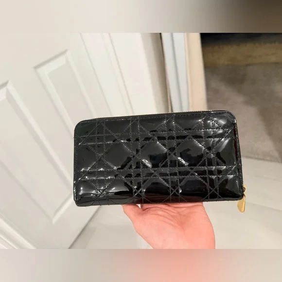 Dior - Lady Dior Voyageur Zip Wallet in Black Patent Cannage