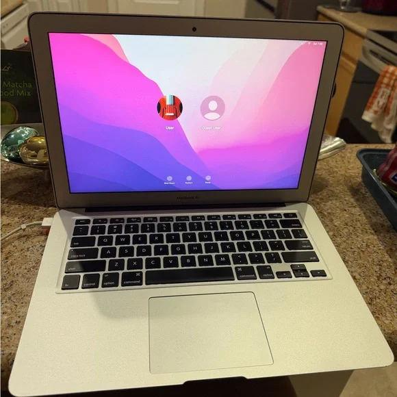 APPLE MACBOOK AIR A1466 13-EARLY-2015 i5-5250U@1.6GHz 8GB RAM 256GB NVMe macOS