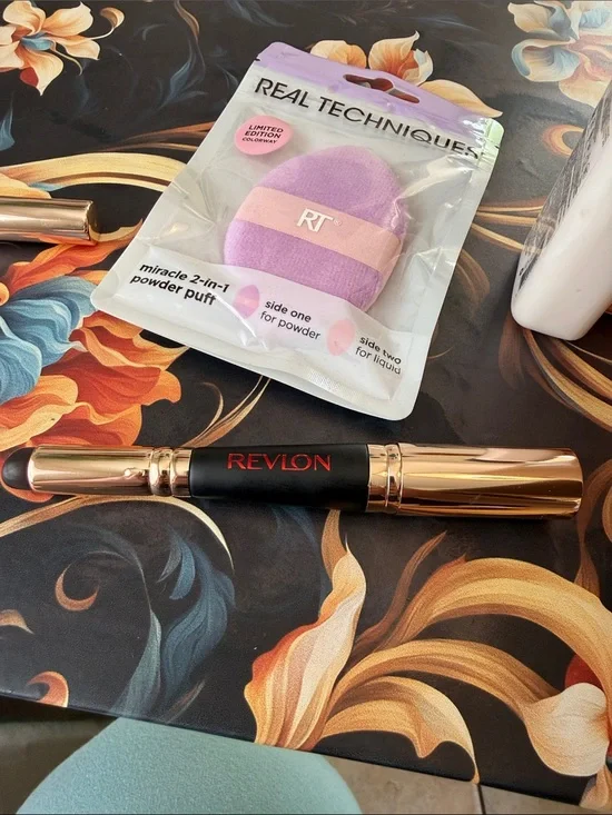 Real Techniques 2-in-1 Miracle Powder Puff Revlon Dual tipped applicator