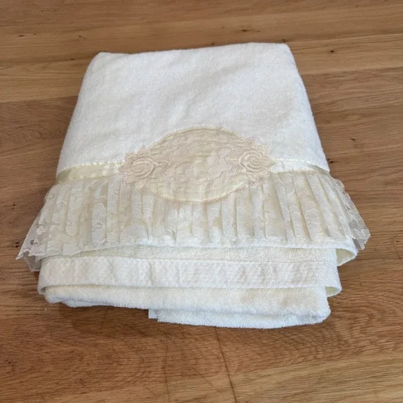 Vintage Avanti Look Cream Lace Ruffle Bath & Hand Towel Set 1978 Cottagecore 2pc