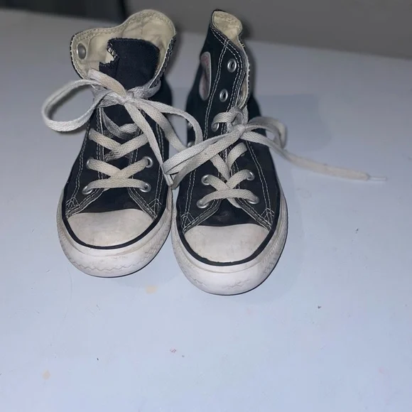 Little kids converse