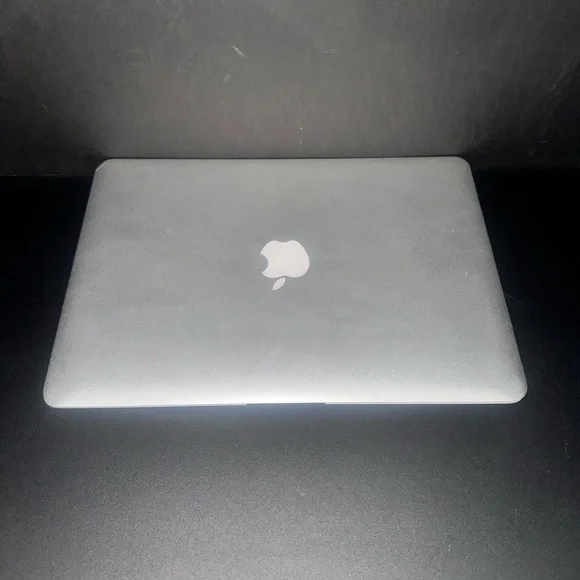 Apple MacBook in Sleek Silver