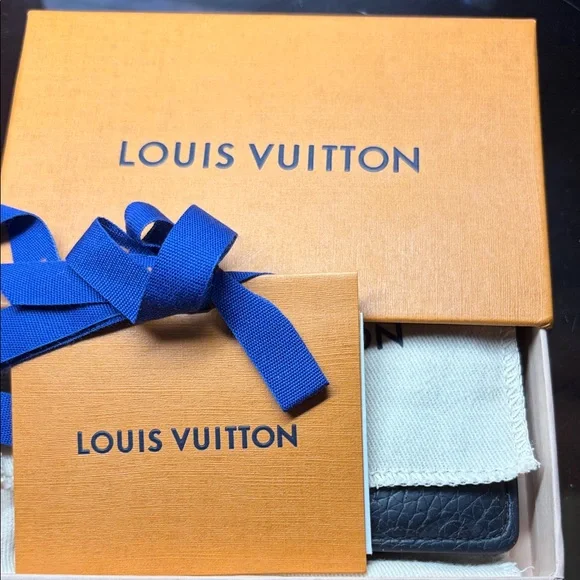 Louis Vuitton Wallet. Black. Original Louis Vuitton wallet box + gift wrapping.