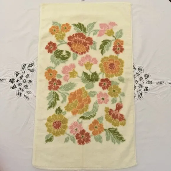 VTG Utica Fine Arts Hand Towel Floral 70s J.P.Stevens Soft Yellow Pink Green USA