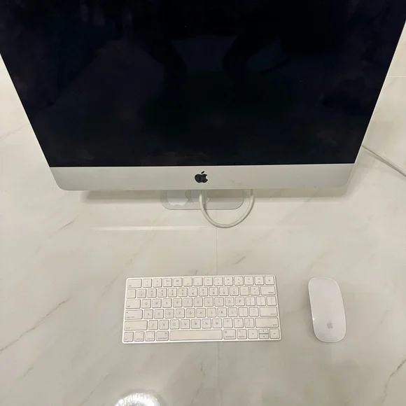 Apple iMac with White Keyboard and Mouse