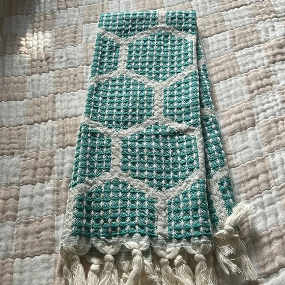 Modern Hand Towel Loom Weave Honeycomb Patterned Benetton’s Teal Green NEW!