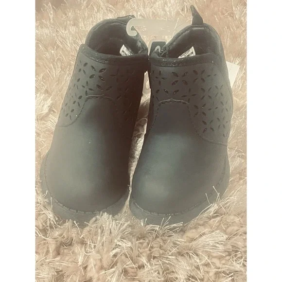 OshKosh B'gosh Toddler Boots – Black – Size 6T – Cut‑Out Accents – NWT