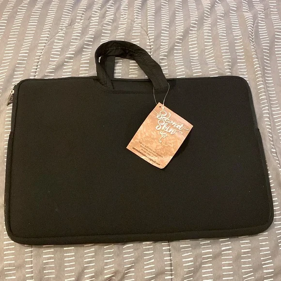 Second Skin laptop sleeve with handle 17 inch black