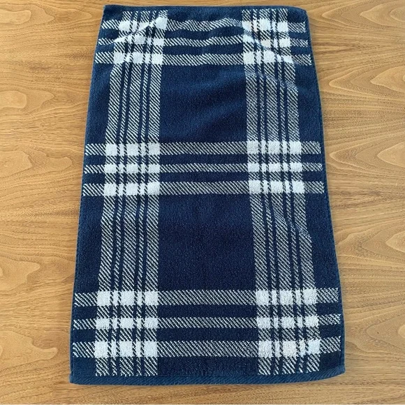 EUC Lauren Ralph Lauren hand towel