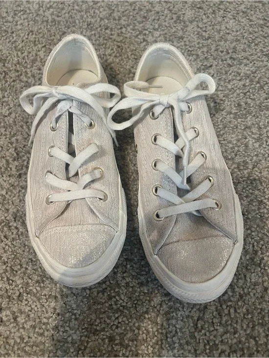 Glittery gold Converse Low-Top Lace-Up Sneakers size 1