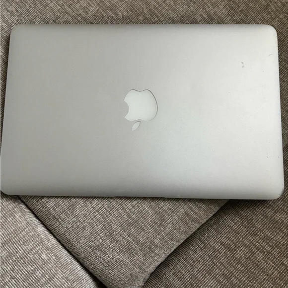 Apple MacBook in Sleek Silver